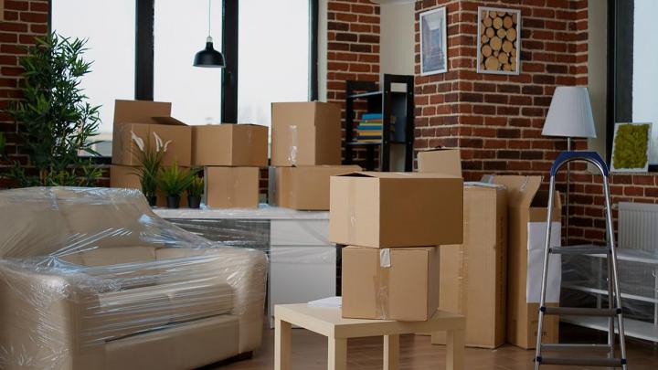 Nous trions et enlevons les affaires dans les locaux.